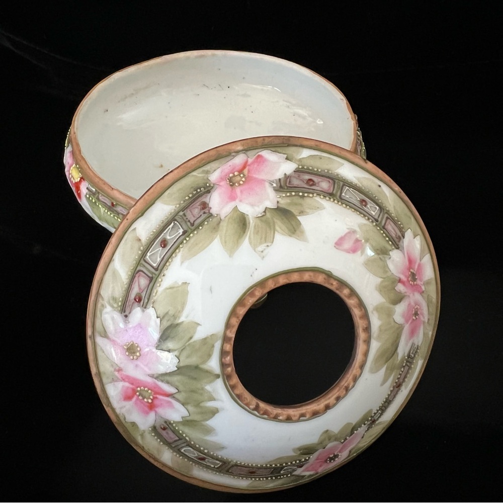 Beautiful Hand Painted Flower In Green  Vintage Powder Puff